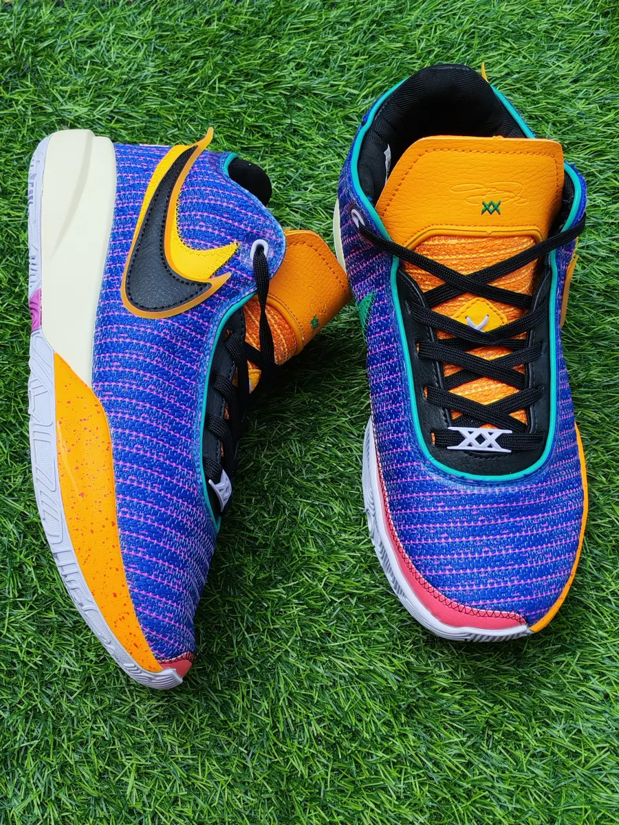 NIKE LeBron 20 racer